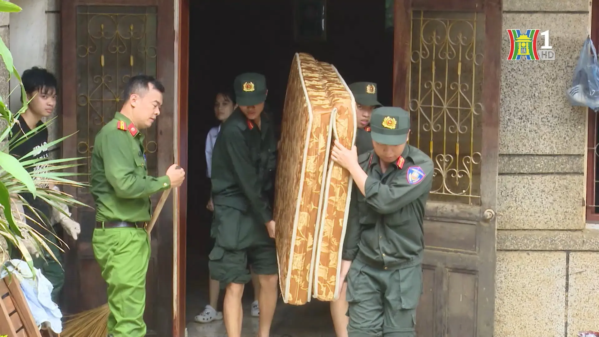 Sát cánh cùng người dân vượt lũ lụt | Người tốt quanh ta | 20/10/2025